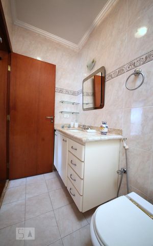 Casa à venda com 350m², 3 quartos e 4 vagasSuíte 1 - Banheiro