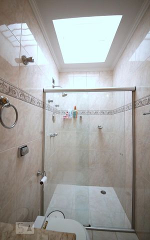 Casa à venda com 350m², 3 quartos e 4 vagasSuíte 1 - Banheiro