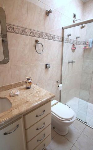 Casa à venda com 350m², 3 quartos e 4 vagasSuíte 1 - Banheiro