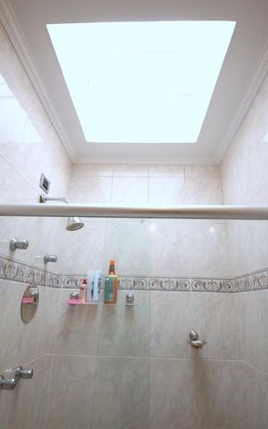 Casa à venda com 350m², 3 quartos e 4 vagasSuíte 1 - Banheiro