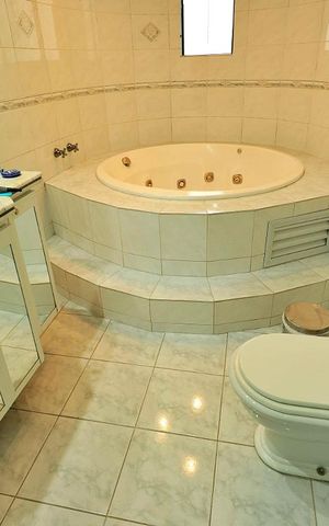 Casa à venda com 300m², 4 quartos e 4 vagasBanheiro da Suíte 4