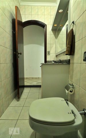 Casa à venda com 300m², 4 quartos e 4 vagasBanheiro de Serviço