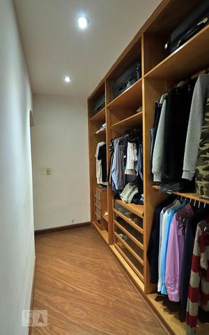 Casa à venda com 300m², 4 quartos e 4 vagasCloset da suíte 4