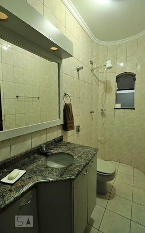 Casa à venda com 300m², 4 quartos e 4 vagasBanheiro de Serviço