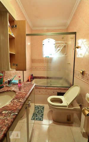 Casa à venda com 300m², 4 quartos e 4 vagasBanheiro do Quarto 1 e Quarto 2