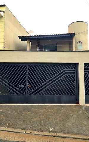 Casa à venda com 300m², 4 quartos e 4 vagasFachada