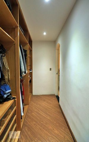 Casa à venda com 300m², 4 quartos e 4 vagasCloset da suíte 4