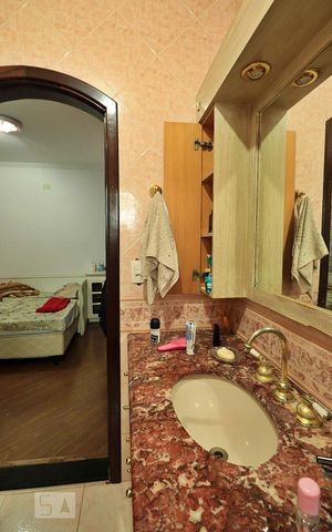 Casa à venda com 300m², 4 quartos e 4 vagasBanheiro do Quarto 1 e Quarto 2