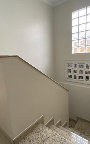 Casa à venda com 146m², 3 quartos e 4 vagasEscada