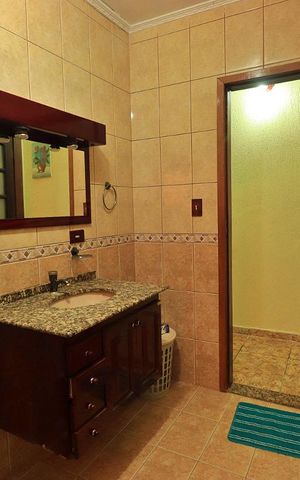 Casa à venda com 164m², 3 quartos e 3 vagasBanheiro
