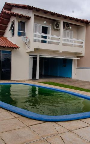 Casa à venda com 150m², 3 quartos e 2 vagas Casa à venda com 150m², 3 quartos e 2 vagasFachada