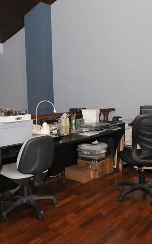 Casa para alugar com 360m², 4 quartos e 4 vagasEscritório no hall anexo aos quartos