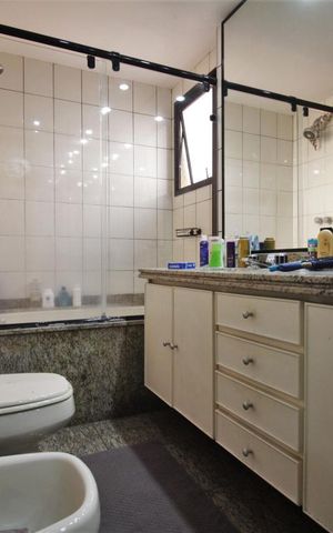 Apartamento à venda com 203m², 4 quartos e 4 vagasBanheiro da suíte 2