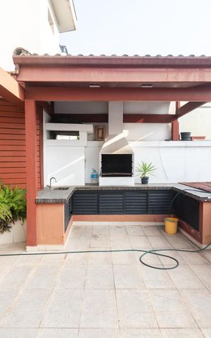 Apartamento à venda com 243m², 3 quartos e 2 vagas Apartamento à venda com 243m², 3 quartos e 2 vagasChurrasqueira