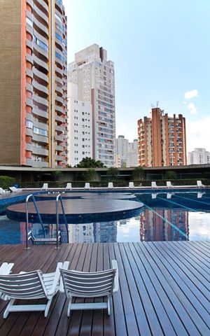 Apartamento à venda com 219m², 4 quartos e 2 vagas Apartamento à venda com 219m², 4 quartos e 2 vagasÁrea comum - Piscina