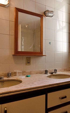 Apartamento à venda com 219m², 4 quartos e 2 vagas Apartamento à venda com 219m², 4 quartos e 2 vagasBanheiro da Suíte 1