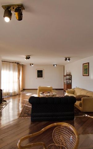 Apartamento à venda com 219m², 4 quartos e 2 vagas Apartamento à venda com 219m², 4 quartos e 2 vagasSala
