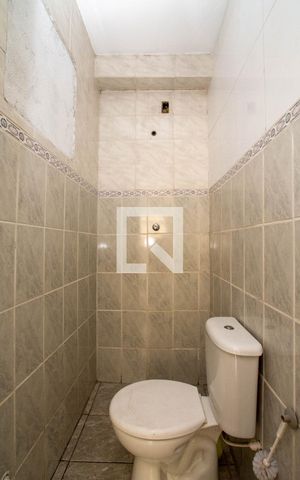 Casa à venda com 241m², 3 quartos e 6 vagas Casa à venda com 241m², 3 quartos e 6 vagasBanheiro terreo