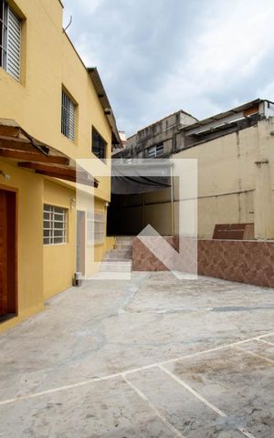 Casa à venda com 241m², 3 quartos e 6 vagas Casa à venda com 241m², 3 quartos e 6 vagasÁrea externa