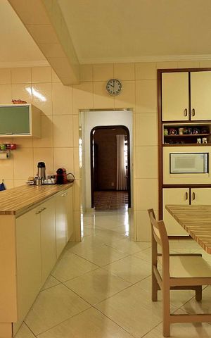 Casa à venda com 300m², 3 quartos e 3 vagasCozinha 