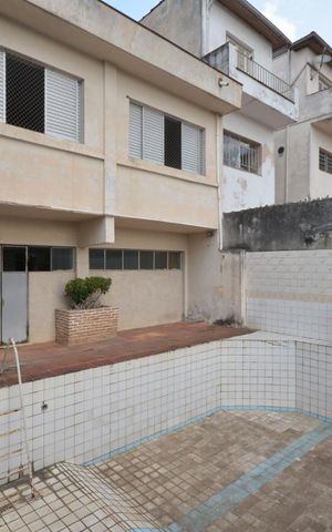 Casa à venda com 306m², 4 quartos e 4 vagas Casa à venda com 306m², 4 quartos e 4 vagasPiscina