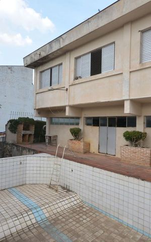 Casa à venda com 306m², 4 quartos e 4 vagas Casa à venda com 306m², 4 quartos e 4 vagasPiscina