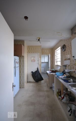 Casa à venda com 306m², 4 quartos e 4 vagas Casa à venda com 306m², 4 quartos e 4 vagasCozinha