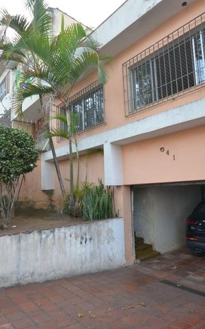 Casa à venda com 306m², 4 quartos e 4 vagas Casa à venda com 306m², 4 quartos e 4 vagasFachada