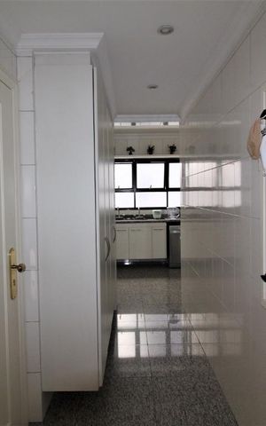 Apartamento à venda com 303m², 3 quartos e 4 vagasEntrada cozinha armários