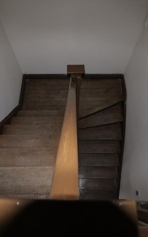 Casa à venda com 150m², 2 quartos e 1 vagaEscada de acesso quartos