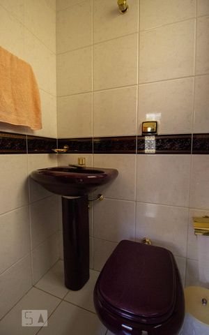 Casa à venda com 424m², 5 quartos e 5 vagasBanheiro de Serviço 