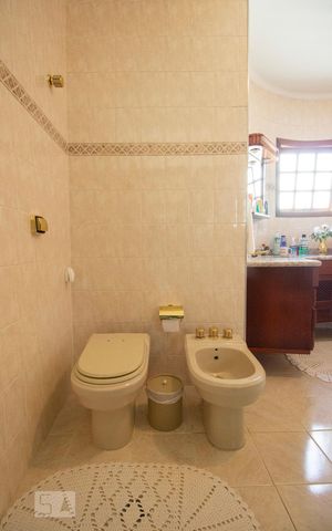 Casa à venda com 424m², 5 quartos e 5 vagasBanheiro 1