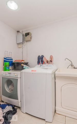 Casa à venda com 300m², 3 quartos e 2 vagas Casa à venda com 300m², 3 quartos e 2 vagasÁrea de serviço