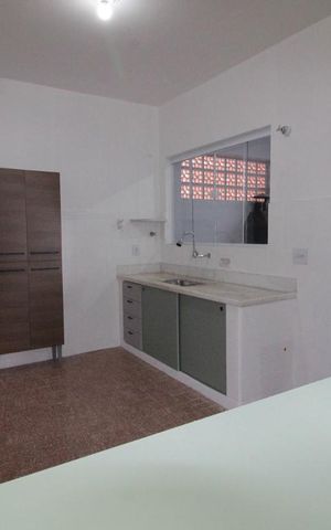 Casa à venda com 130m², 2 quartos e 2 vagascozinha