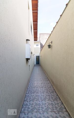 Casa à venda com 150m², 3 quartos e 2 vagasCorredor lateral externo