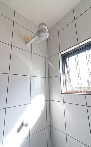 Casa à venda com 150m², 3 quartos e 2 vagasEdícula - banheiro quarto suíte - chuveiro