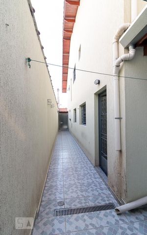 Casa à venda com 150m², 3 quartos e 2 vagasCorredor lateral externo