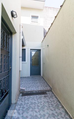 Casa à venda com 150m², 3 quartos e 2 vagasCorredor lateral externo