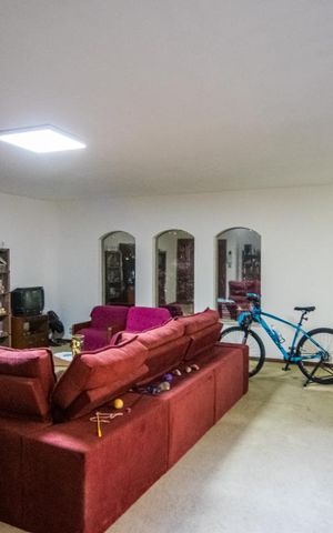 Casa à venda com 775m², 4 quartos e 3 vagas Casa à venda com 775m², 4 quartos e 3 vagasSala