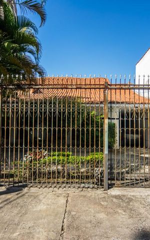 Casa à venda com 775m², 4 quartos e 3 vagas Casa à venda com 775m², 4 quartos e 3 vagasPortão