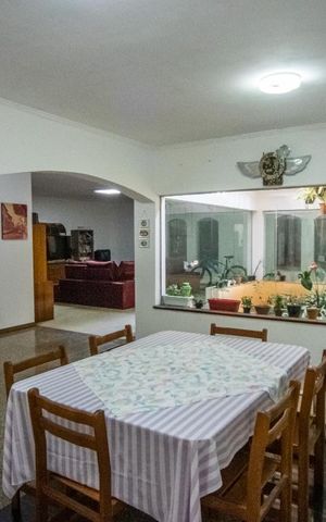 Casa à venda com 775m², 4 quartos e 3 vagas Casa à venda com 775m², 4 quartos e 3 vagasSala de Jantar