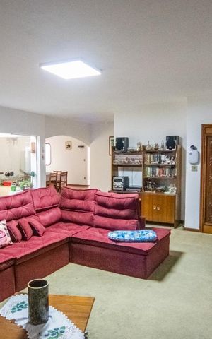 Casa à venda com 775m², 4 quartos e 3 vagas Casa à venda com 775m², 4 quartos e 3 vagasSala