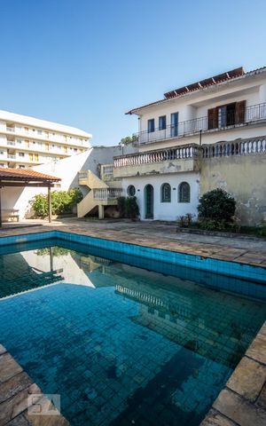 Casa à venda com 775m², 4 quartos e 3 vagas Casa à venda com 775m², 4 quartos e 3 vagasPiscina