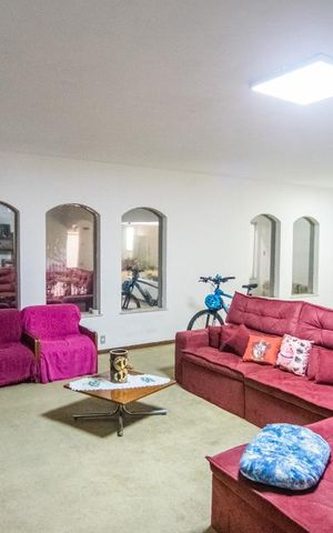 Casa à venda com 775m², 4 quartos e 3 vagas Casa à venda com 775m², 4 quartos e 3 vagasSala