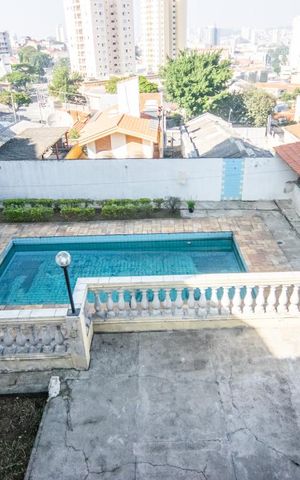 Casa à venda com 775m², 4 quartos e 3 vagas Casa à venda com 775m², 4 quartos e 3 vagasVaranda