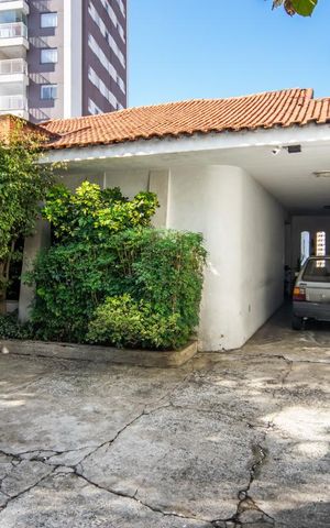 Casa à venda com 775m², 4 quartos e 3 vagas Casa à venda com 775m², 4 quartos e 3 vagasGaragem
