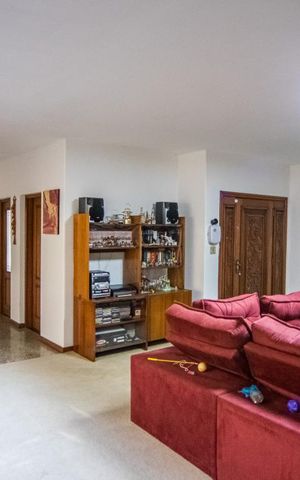 Casa à venda com 775m², 4 quartos e 3 vagas Casa à venda com 775m², 4 quartos e 3 vagasSala
