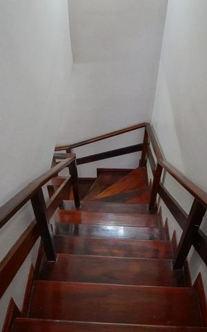 Casa à venda com 300m², 4 quartos e 2 vagasEscada