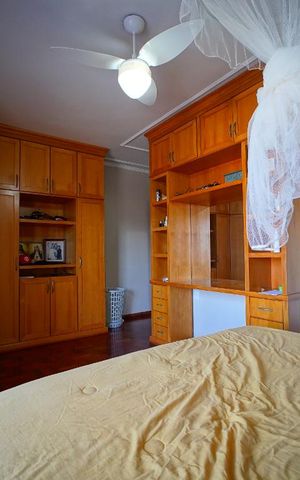 Casa à venda com 300m², 4 quartos e 2 vagasSuite