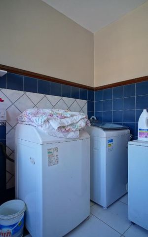 Casa à venda com 300m², 4 quartos e 2 vagasArea de ServiçoArea de Serviço